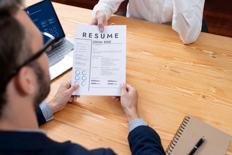 Jak się pisze CV i podanie o pracę na współczesnym rynku zatrudnienia?